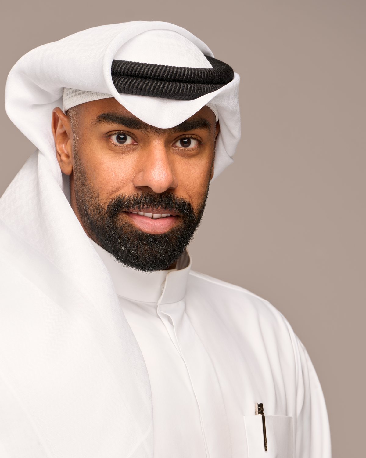 المحامي محمد جاسم الرندي خلال تسجيل حلقة أسئلة وأجوبة